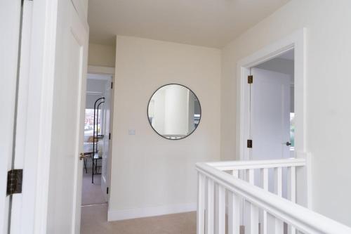 Spacious Family Stay Near the City in 高速公路區