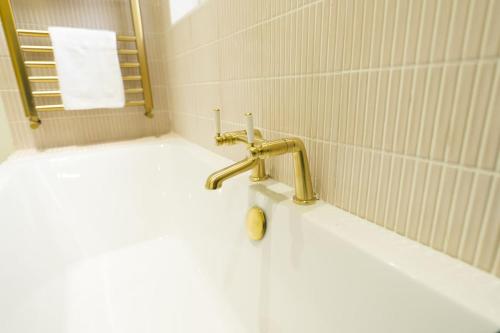 Spacious Family Stay Near the City in 高速公路區
