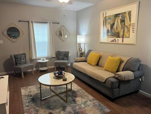 Charming 2BR Easy Access to VSU, SGMC & Downtown in 華爾多斯塔