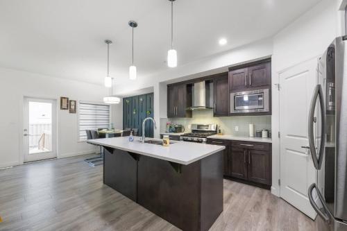 Modern 3BR Home Edmonton Near by Airport - image 4