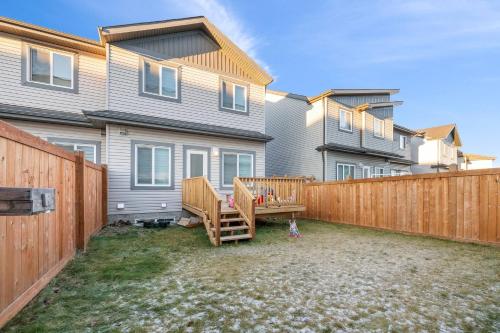Modern 3BR Home Edmonton Near by Airport - image 2