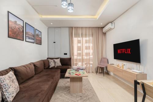 Bel appartement piscine,10 min souk, plage, bein sport in Al Mohammadi