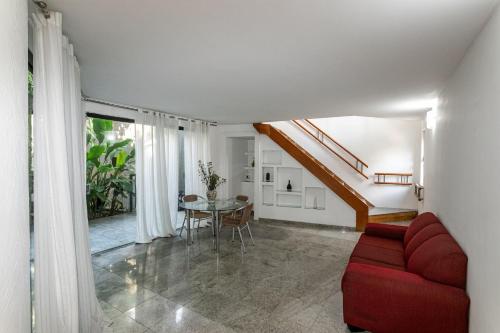 Shared lounge/TV area, Mansao Rio: Vista linda, Piscina, 8 Hospedes in Cosme Velho