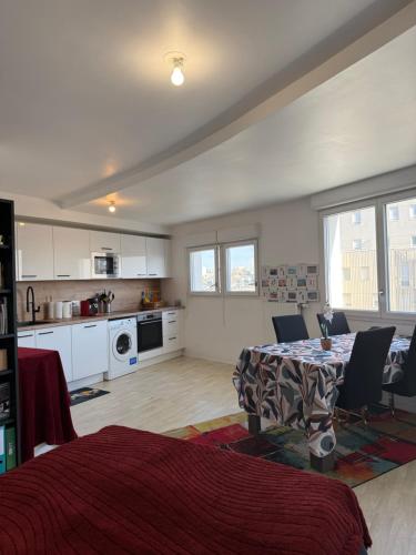 кухня, Le Cézanne - Paris et Aéroport CDG 20min - Balcon (Le Cezanne - Paris et Aeroport CDG 20min - Balcon) in Сарсель