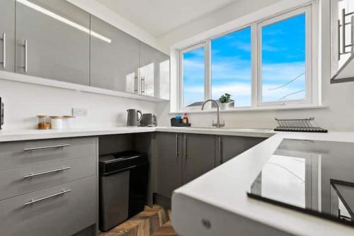 Modern 2 bedroom flat in Woolton Village in Halewood