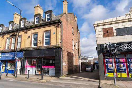 Modern 2 bedroom flat in Woolton Village in Halewood