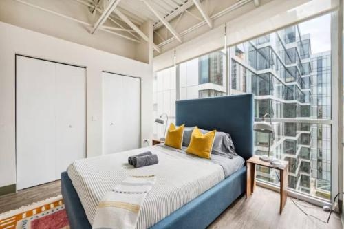 Downtown Mich Ave - 6 Penthouses, Sleep 25 in Grant Park