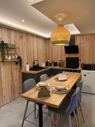 Studio chaleureux, massage, terrasse privé, barbecue et balneo (Studio chaleureux, massage, terrasse prive, barbecue et balneo) in Lamarque