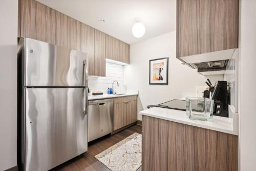 Kitchen, Downtown Penthouse - Mich Ave 2bd gym and VIEWS #12 in Grant Park