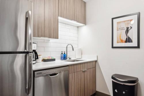Kitchen, Downtown Penthouse - Mich Ave 2bd gym and VIEWS #12 in Grant Park