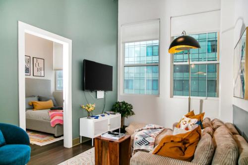 Guestroom, Cozy Downtown MICH AVE gym and rooftop #7 in Grant Park