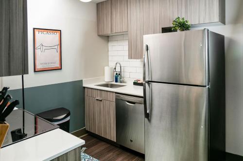 Kitchen, Cozy Downtown MICH AVE gym and rooftop #7 in Grant Park