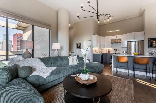 Downtown Penthouse 3bd VIEWS Parking Gym #2 near 311 South Wacker Drive Chicago