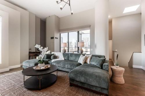 Downtown Penthouse 5bd VIEWS Parking Gym – khách sạn tại Loop