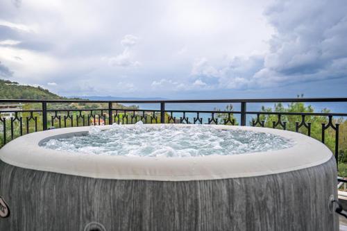 Bañera de hidromasaje, Seaview Paradise Villa with private pool & jacuzzi in Pomos Paphos in Pomos
