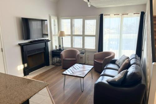 . Mountainside 2 bed 2 bath with Laundry