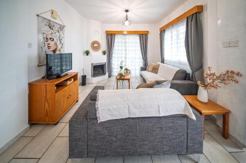 sala de TV, Seaview Paradise Villa with private pool & jacuzzi in Pomos Paphos in Pomos