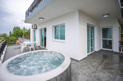 Bañera de hidromasaje, Seaview Paradise Villa with private pool & jacuzzi in Pomos Paphos in Pomos