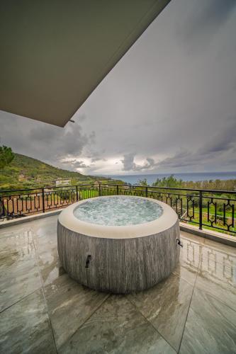 Bañera de hidromasaje, Seaview Paradise Villa with private pool & jacuzzi in Pomos Paphos in Pomos