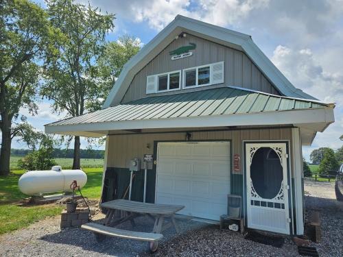 Cozy studio 1-bed country apartment cabin condo in Oak Harbor with AC