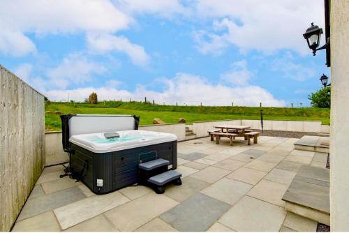 Rural Cottage, 3 beds, 3 bath,LOG BURNER, HOT TUB, with Cymru Holidays in Landglidvena