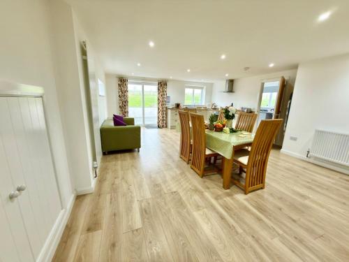 Rural Cottage, 3 beds, 3 bath,LOG BURNER, HOT TUB, with Cymru Holidays in Landglidvena