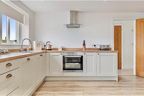Rural Cottage, 3 beds, 3 bath,LOG BURNER, HOT TUB, with Cymru Holidays in Landglidvena