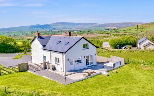 Rural Cottage, 3 beds, 3 bath,LOG BURNER, HOT TUB, with Cymru Holidays in Landglidvena