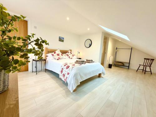 Rural Cottage, 3 beds, 3 bath,LOG BURNER, HOT TUB, with Cymru Holidays in Landglidvena