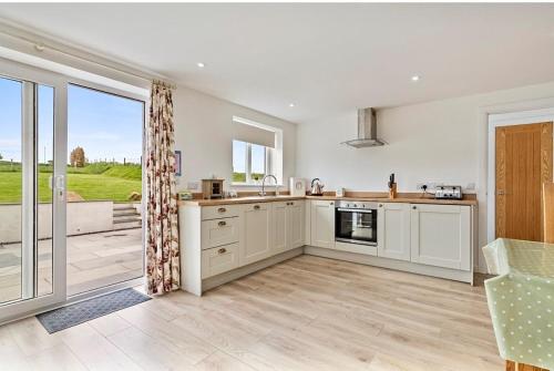 Rural Cottage, 3 beds, 3 bath,LOG BURNER, HOT TUB, with Cymru Holidays in Landglidvena