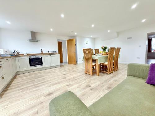 Rural Cottage, 3 beds, 3 bath,LOG BURNER, HOT TUB, with Cymru Holidays in Landglidvena