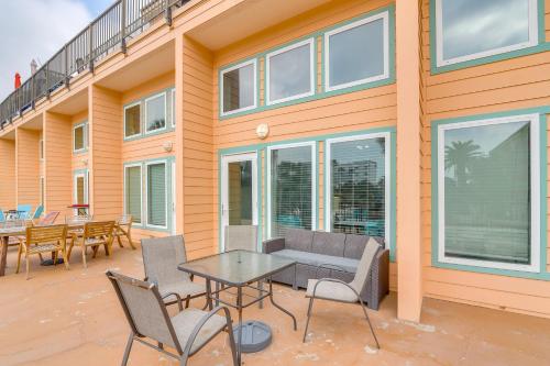 Modern Galveston Condo Pool View and Walk to Beach! in Galveston, USA