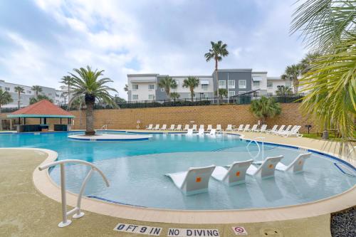 Modern Galveston Condo Pool View and Walk to Beach! in Galveston, USA