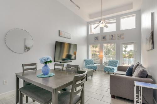 Modern Galveston Condo Pool View and Walk to Beach! in Galveston, USA