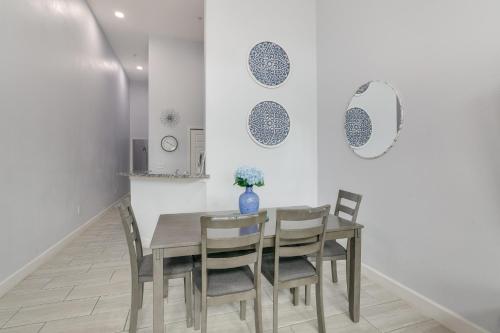 Modern Galveston Condo Pool View and Walk to Beach! in Galveston, USA