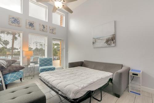 Modern Galveston Condo Pool View and Walk to Beach! in Galveston, USA