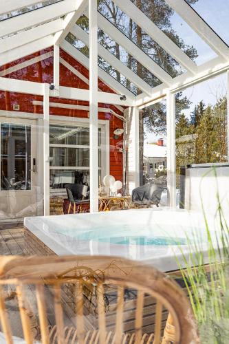 Фасада на хотела, Nordic SPA&Sauna Retreat Vantaa in Вантаа