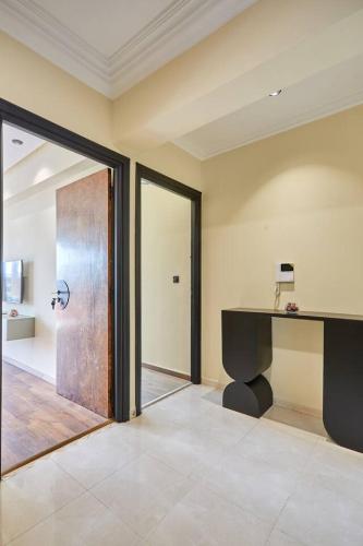 High-End Large 4BR With Free Parking - image 3