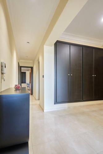 High-End Large 4BR With Free Parking - image 5