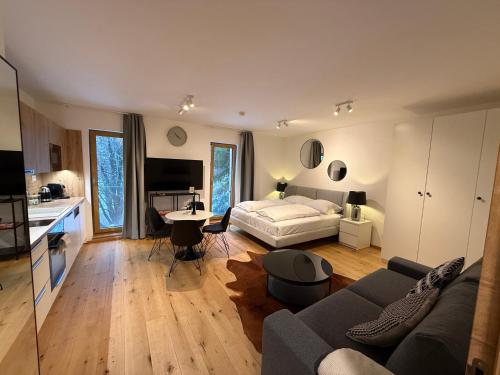 1 queen bed, 1 sofa bed