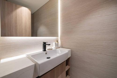 Brand New 1BR Marina Living with Padel - image 12