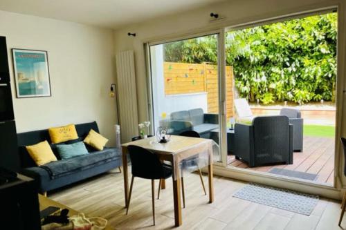 Apartment with warm and refined garden