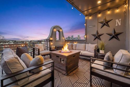 2 Homes! Broadway Views, Rooftops & Karaoke – khách sạn tại Germantown