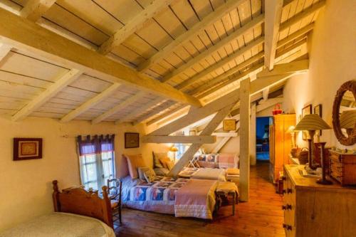1 queen bed, 4 twin beds
