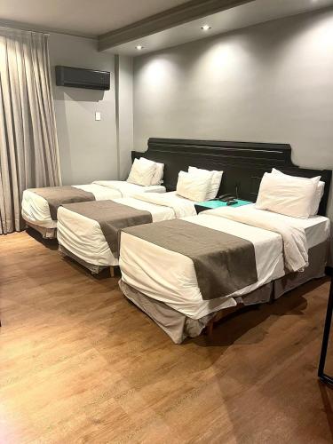 1 king bed, 1 twin bed