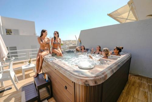 Apartment with Private Jacuzzi and Terrace in St Julians 3 Bedrooms – khách sạn tại Ta' Giorni