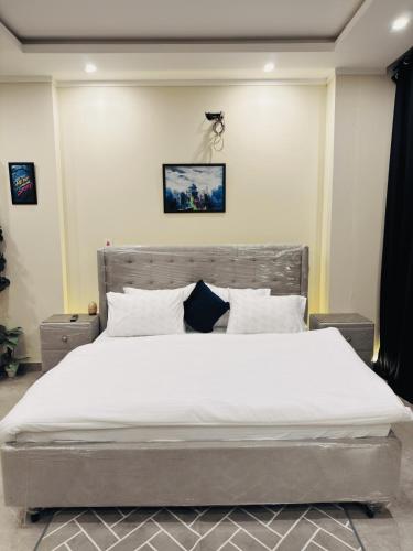 E Tesoro Stays - Luxury Apartment Near Airport ISB - image 9