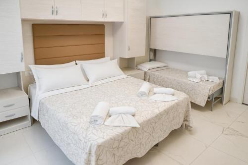 1 queen bed, 2 bunk beds
