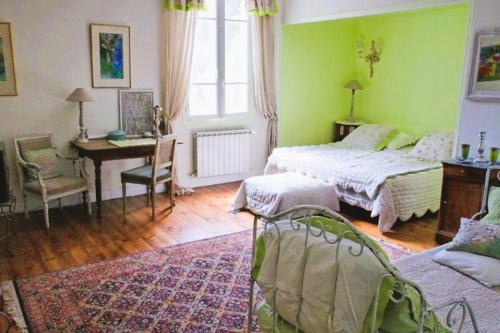1 queen bed, 1 twin bed