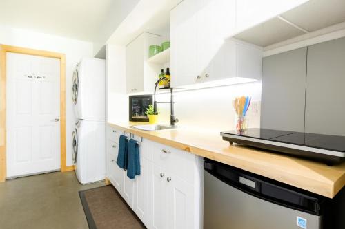 Private Hummingbird Room - Modern & Cozy in Mansonville (QC)